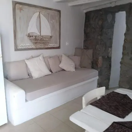 Pequena Casa Cerca De Mikonos Ciudad דירה